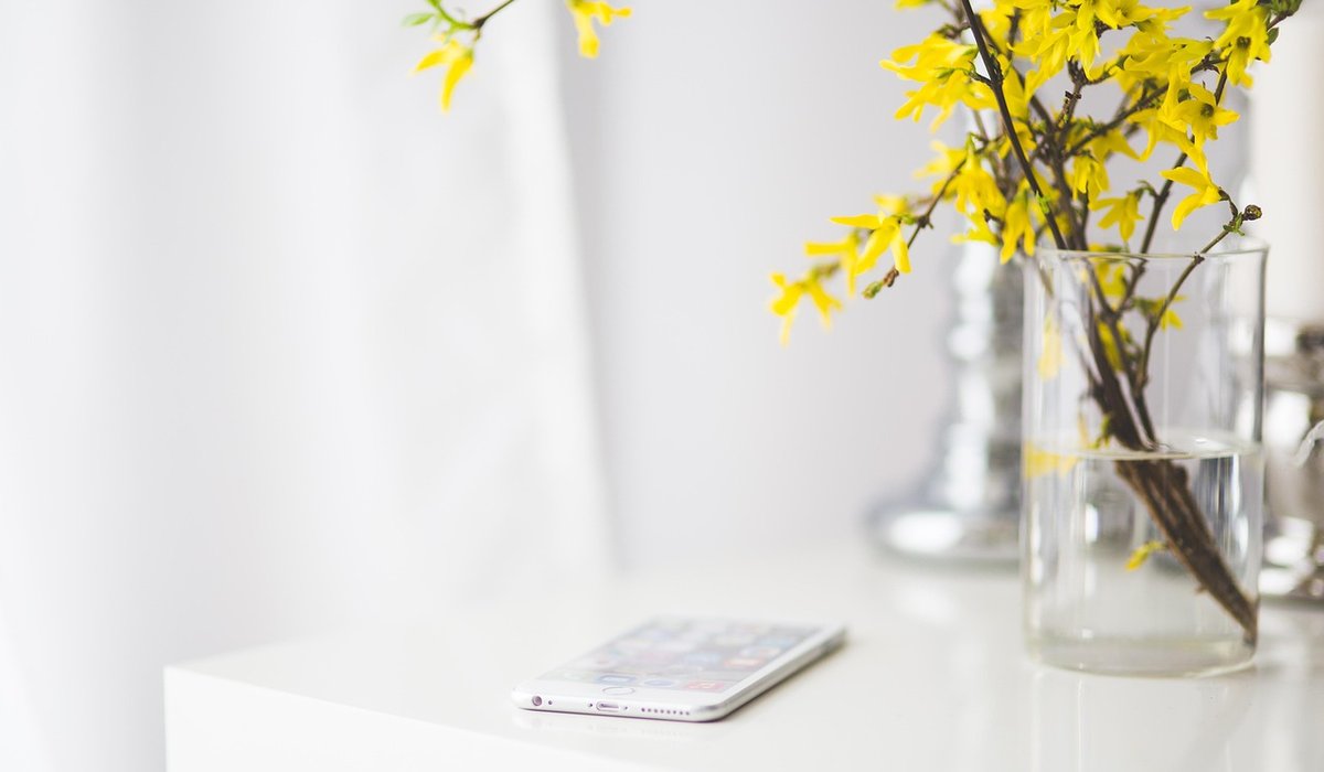 Using accent colours to brighten neutral rooms